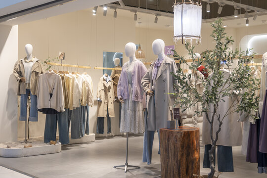 五指山黎锦苗绣服饰亮相中国国际时装周