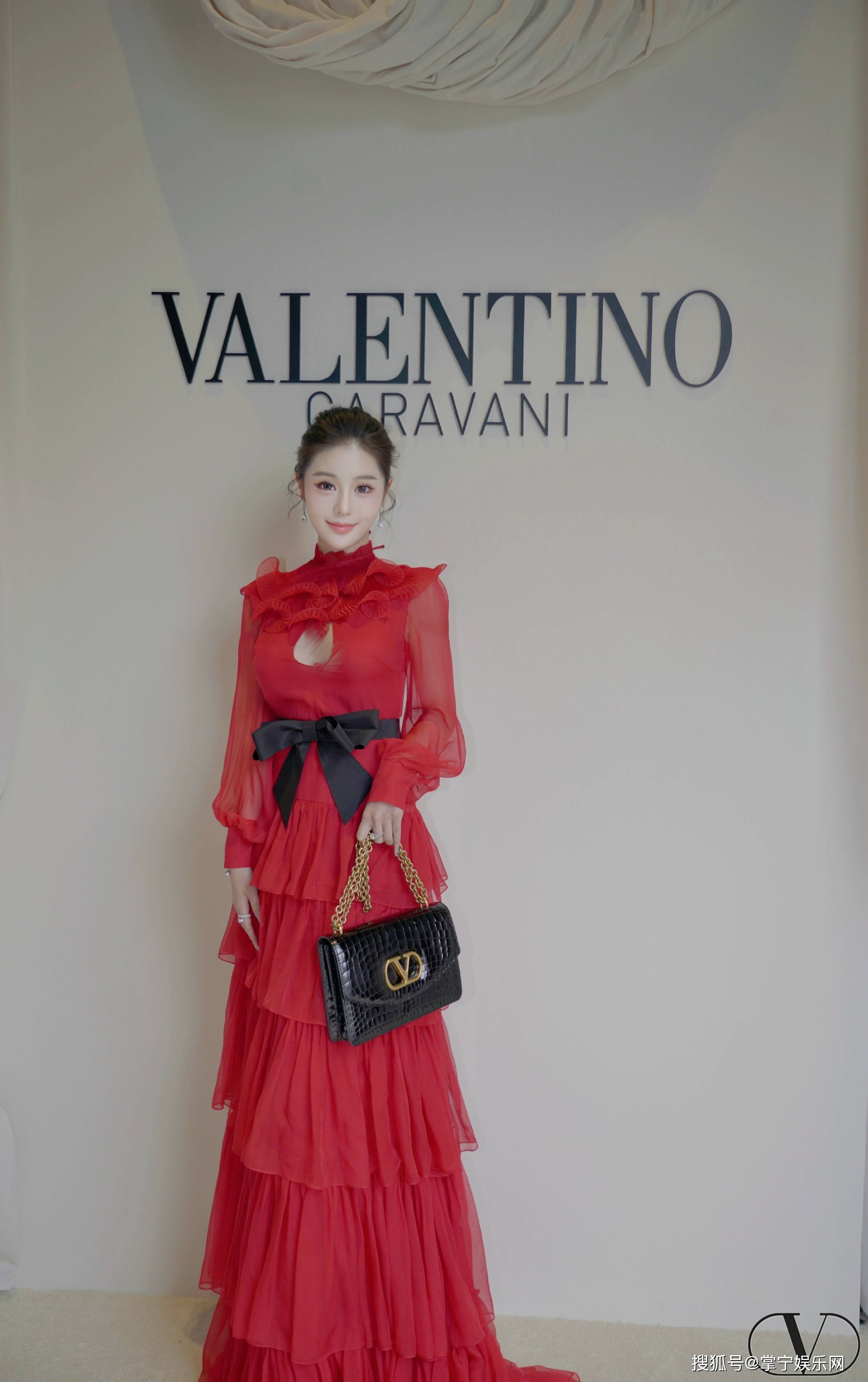 徐晗艺亮相华伦天奴2025秋冬高定时装秀展现独特时尚魅力